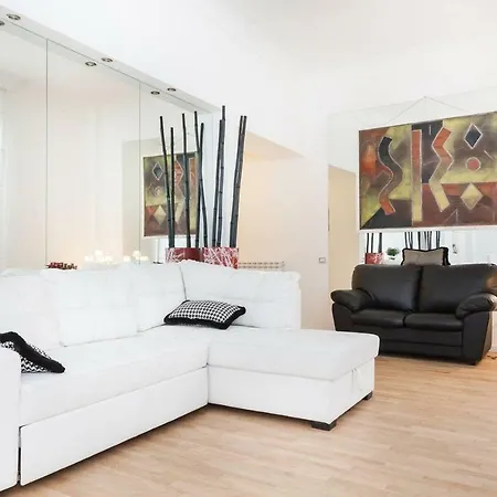 Ultra Chic Roman Flat Perfect Location *