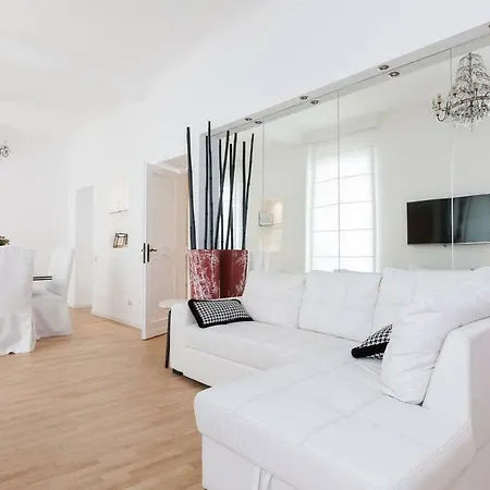 Ultra Chic Roman Flat Perfect Location